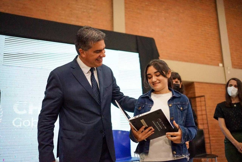 Capitanich y Perczyk entregaron más de 60 netbooks para estudiantes de la provincia