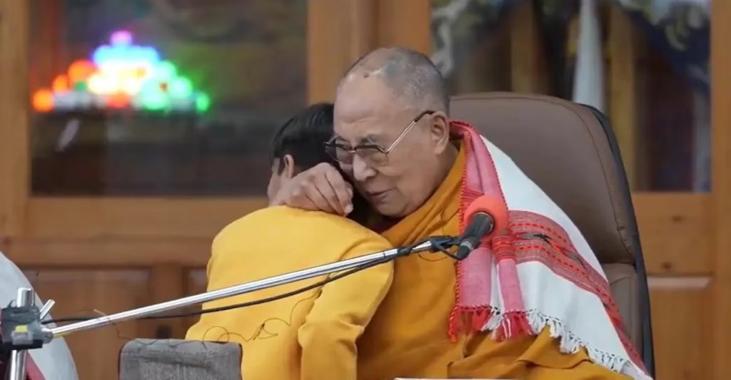 El Dalai Lama besó en la boca a un nene, le pidió que le chupara la lengua y causó indignación