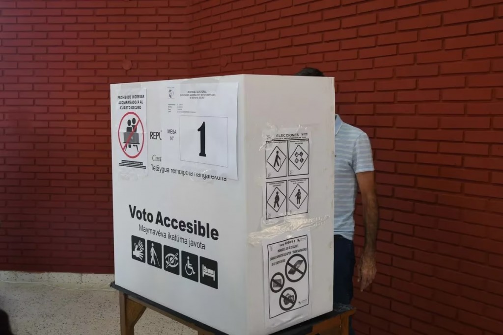 Votan los principales candidatos en las elecciones presidenciales de Paraguay