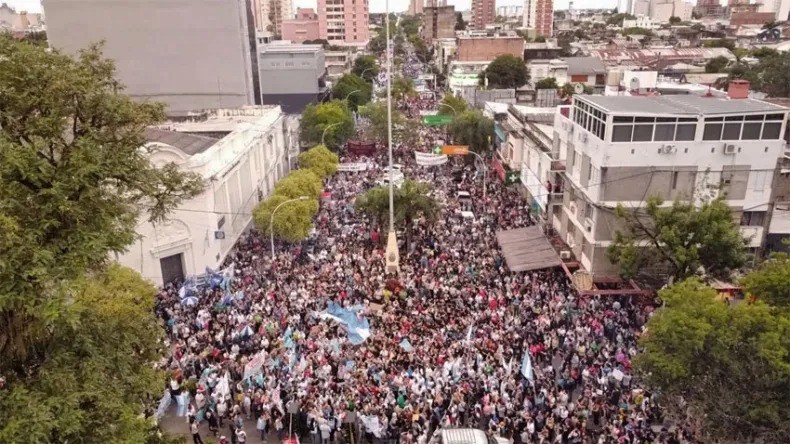 La marcha universitaria congregó a miles de personas en Resistencia