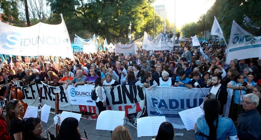 Todo el país movilizado por los recortes a la educación pública