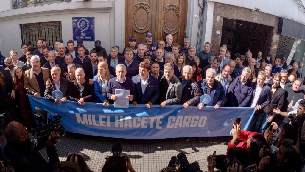 En otro cruce con Naci&oacute;n, intendentes peronistas de todos los sectores movilizaron contra Pettovello en reclamo de fondos 