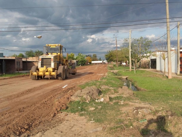 Trabajos de cuneteo y colación de ripio en la avenida Las Heras durante el fin de semana