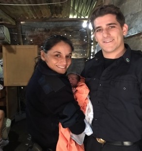 Policías ayudaron a dar a luz a una madre en Los Hornos 