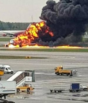 Avión se incendió y murieron más de 40 pasajeros