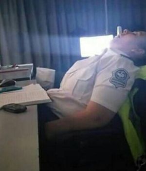 Escrachan a policías mientras dormían en Centro de Monitoreo