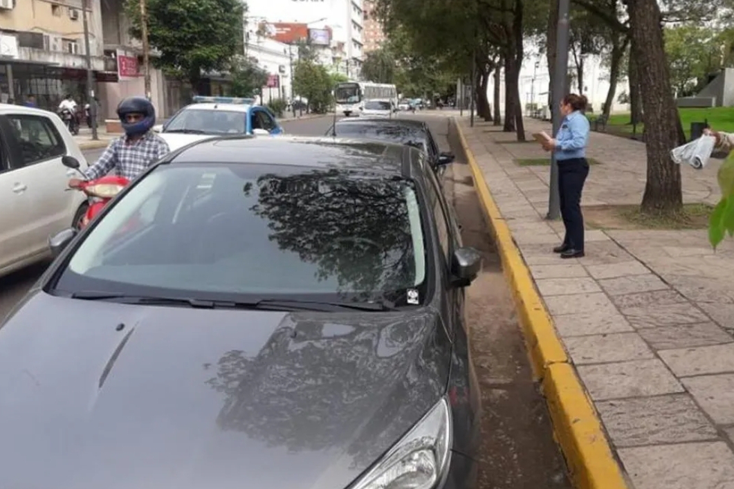 Está prohibido estacionar en la plaza 25 de Mayo: los días exceptuados