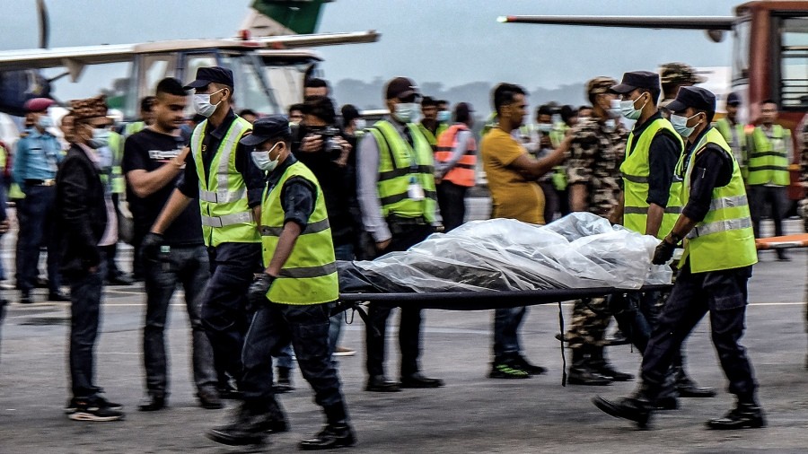  Escalaron kilómetros y durmieron en altura para rescatar a los cadáveres del avión estrellado 