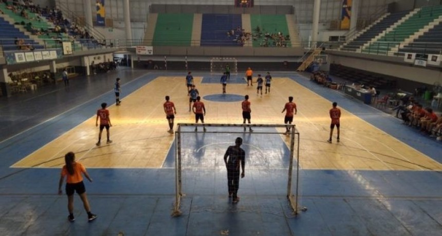 Handball: selecciones juniors de Chaco y Corrrientes  celebran la “Copa de la Patria”