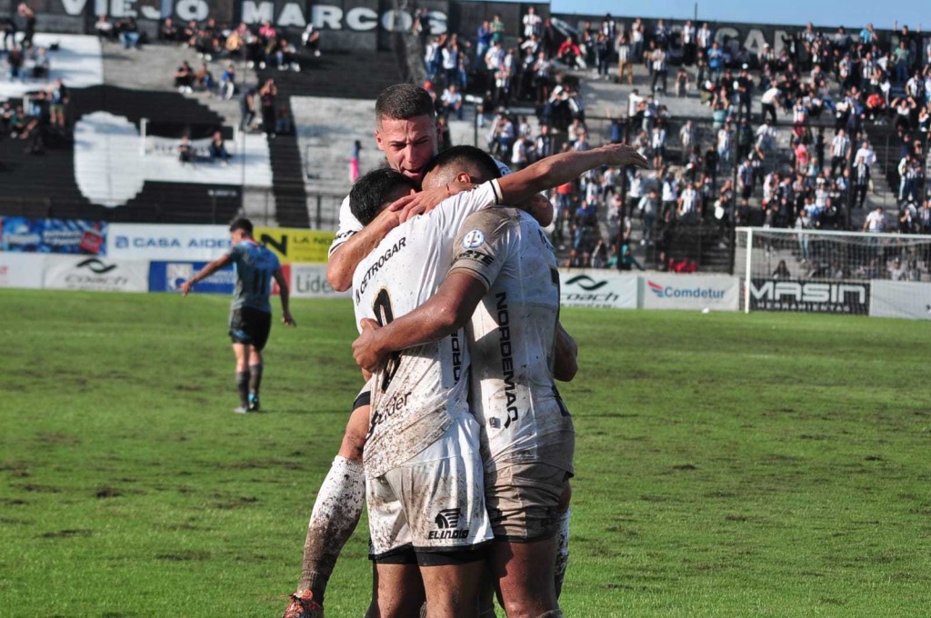 For Ever hizo todo el gasto, mejoró en el juego pero no pasó del empate
