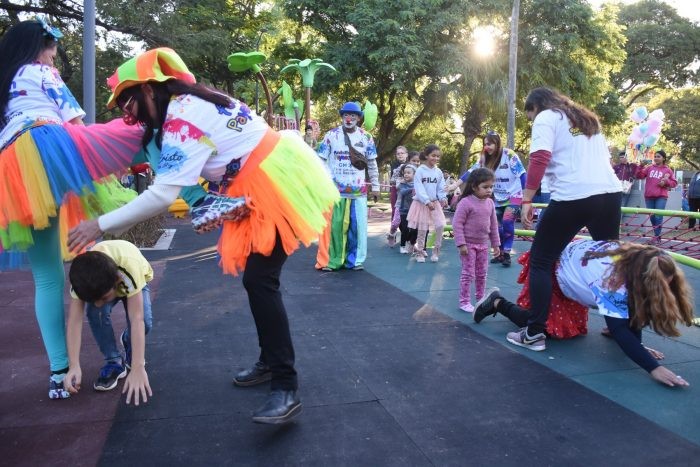 Resistencia: En la nueva Plaza 25 de Mayo, los payasonrisas proponen una tarde de juegos para niños y niñas