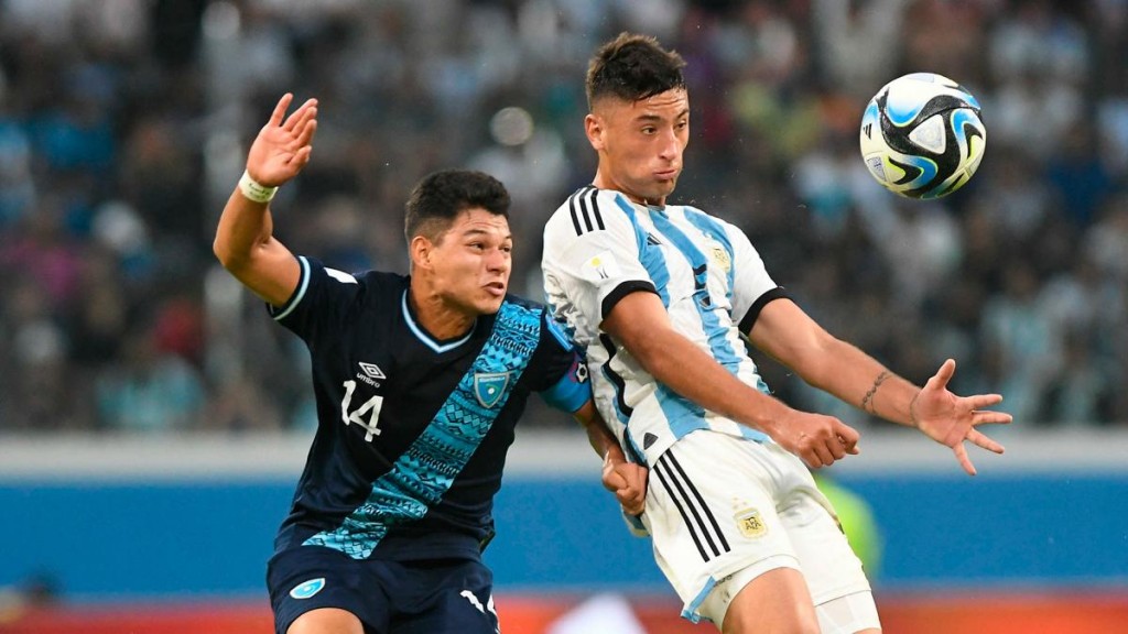 Argentina, con gran juego, goléo a Guatemala y accedió a octavos de final