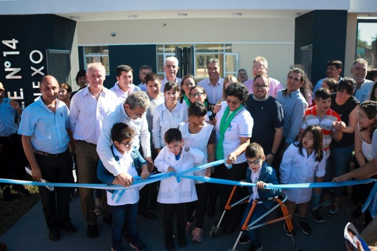 Más obras para Miraflores: Capitanich inauguró una escuela y un espacio de memoria a los Pueblos Indígenas