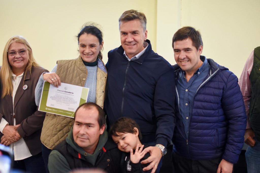 En Villa Ángela, Zdero entregó los primeros certificados del programa Más Ganadería: 