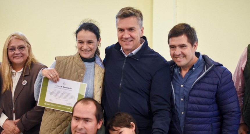 En Villa Ángela, Zdero entregó los primeros certificados del programa Más Ganadería: 