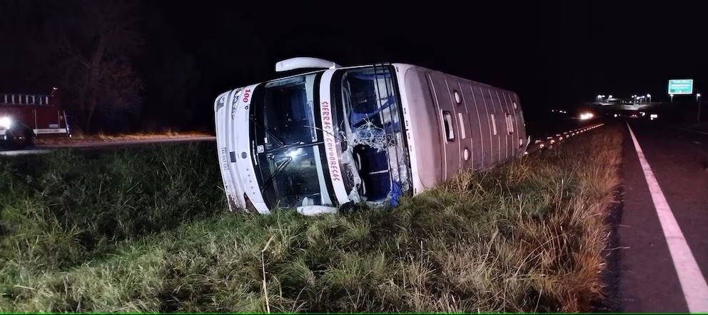Volcó un micro de larga distancia que se dirigía a Retiro: hay ocho heridos de gravedad