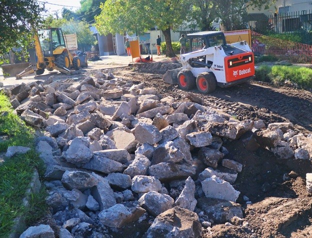 EL MUNICIPIO COMENZÓ CON LAS TAREAS PARA REPARAR EL BACHE HISTÓRICO ENTRE CALLES LA CANGAYÉ Y ENTRE RÍOS