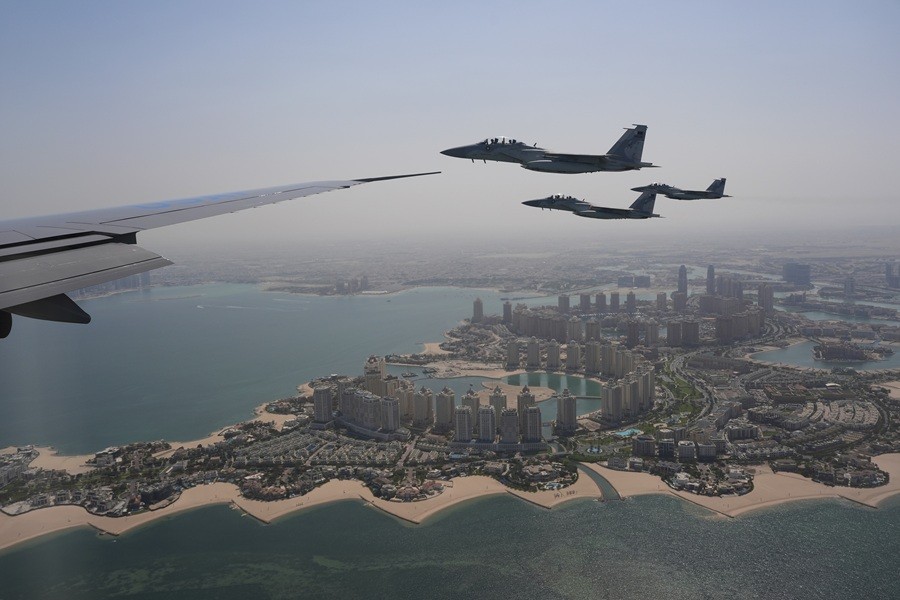 Así fue la escolta de cazas militares que custodió a Donald Trump en su llegada a Qatar y Arabia Saudita