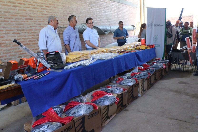 CAPAS Y BOTAS RECIBIÓ EL PERSONAL  DE LA DIRECCION DE DESAGÜES MUNICIPAL