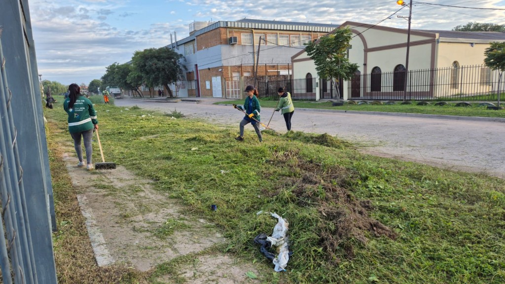 RESISTENCIA: 650 MUNICIPALES EJECUTAN UN OPERATIVO PARA MANTENER EN CONDICIONES LOS ESPACIOS PÚBLICOS 