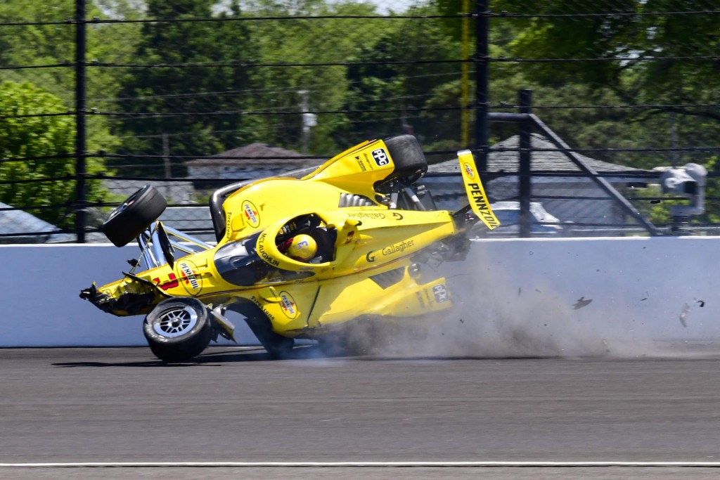 Un dramático accidente generó impacto en la Indy 500: la reacción del piloto cuando su auto voló sobre la pista 