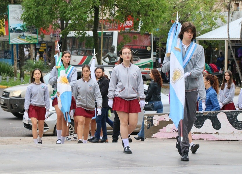 MAYO PATRIO: SE REALIZO EL TRADICIONAL TRASPASO DE LA BANDERA ENTRE ALUMNOS DE RESISTENCIA