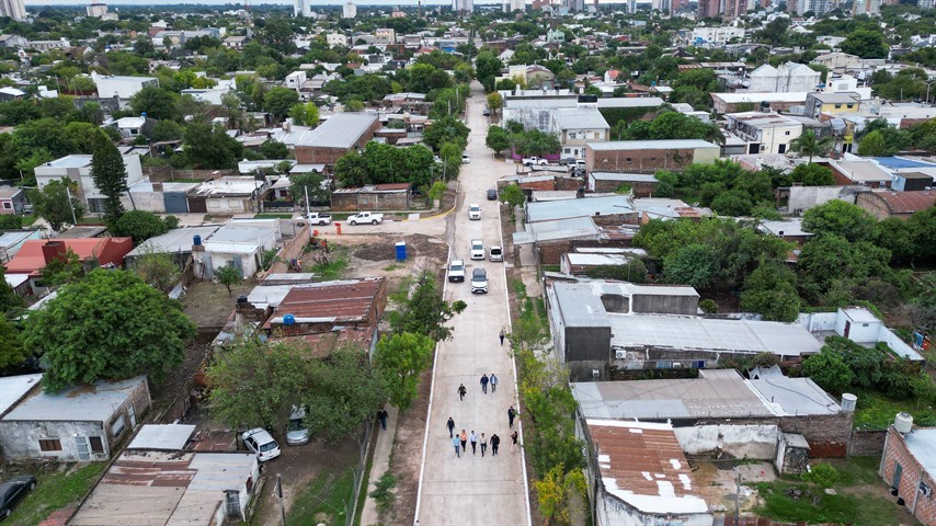 Zdero supervisó el avance de 25 cuadras de pavimento en Villa Ercilia