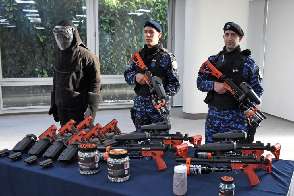 SEGURIDAD Y MODERNIZACI&Oacute;N: ZDERO PRESENT&Oacute; LAS PISTOLAS TASER QUE COMENZAR&Aacute; A UTILIZAR LA POLIC&Iacute;A DEL CHACO