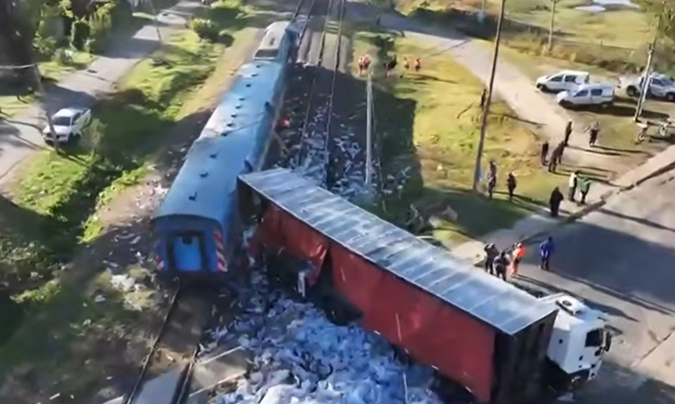 Un tren impact&oacute; contra un cami&oacute;n en Pilar y hubo incidentes con vecinos que intentaron llevarse la carga de la formaci&oacute;n