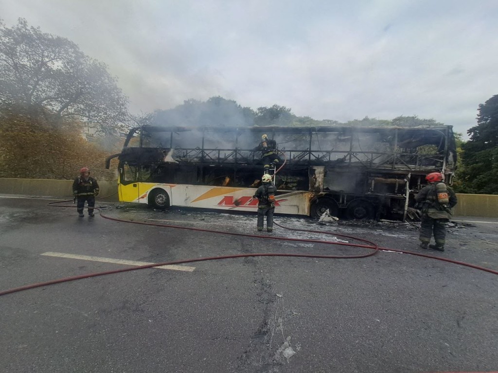 Impactante incendio en la autopista 25 de mayo: un micro se prendi&oacute; fuego a la altura de Parque Chacabuco