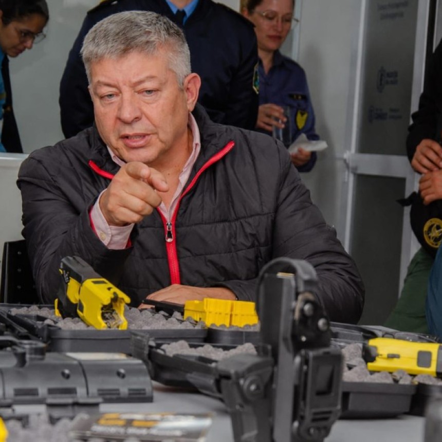 CHACO INCORPOR&Oacute; LAS PRIMERAS TASER PARA FORTALECER LA SEGURIDAD Y MODERNIZAR A LA POLIC&Iacute;A