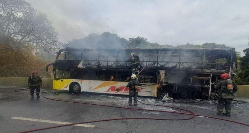 Impactante incendio en la autopista 25 de mayo: un micro se prendi&oacute; fuego a la altura de Parque Chacabuco