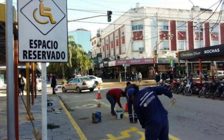 Colocación de carteles y demarcación de espacios reservados para discapacitados