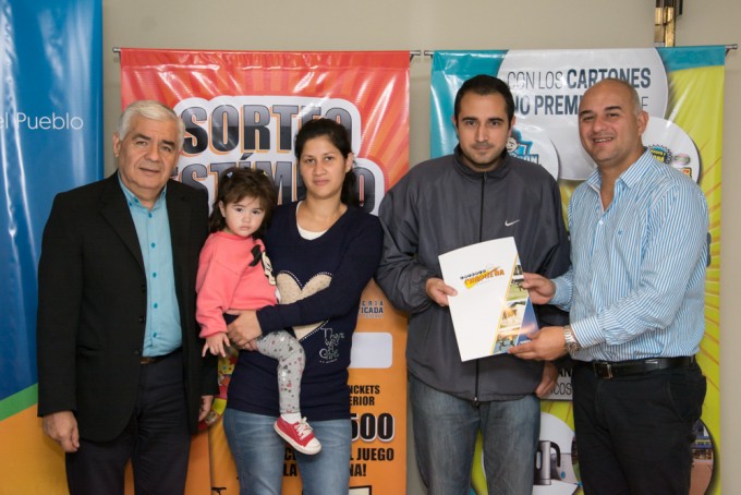 UNA FAMILIA DE VILLA SAN JUAN, LA PRIMERA GANADORA DEL SORTEO ESTÍMULO DE "JUGÁ CON MARADONA"