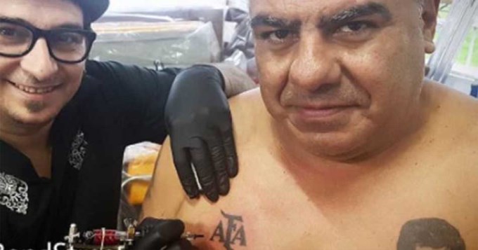 “Chiqui” Tapia se tatuó "AFA" en el pecho