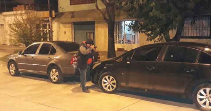 Lo acribillaron a balazos mientras metía su auto en el garage
