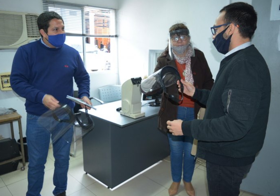 La municipalidad de Resistencia entregó protectores faciales a personal de Carnet para una mayor seguridad
