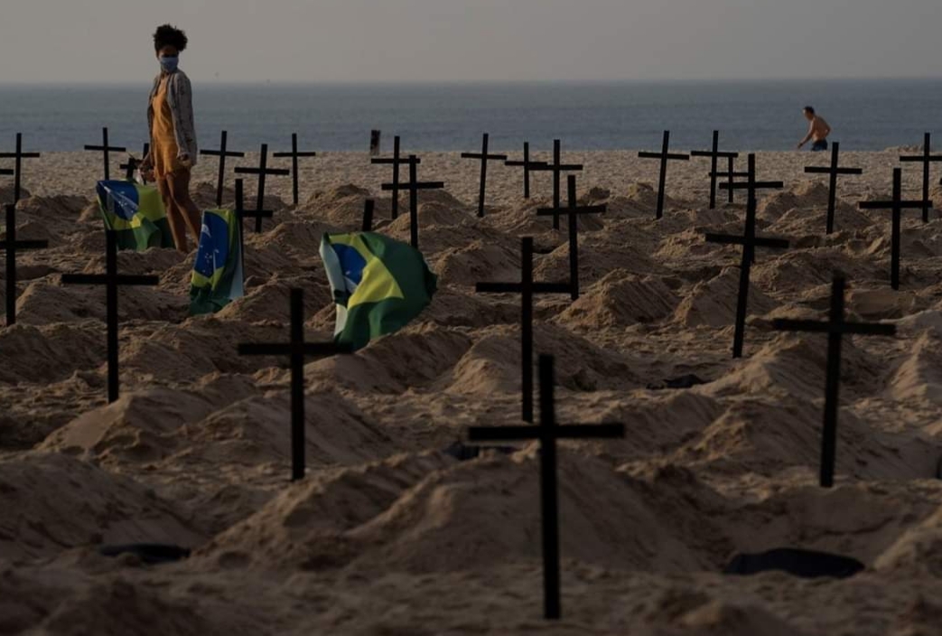 Tumbas cavadas en la playa de Copacabana, en Río de Janeiro
