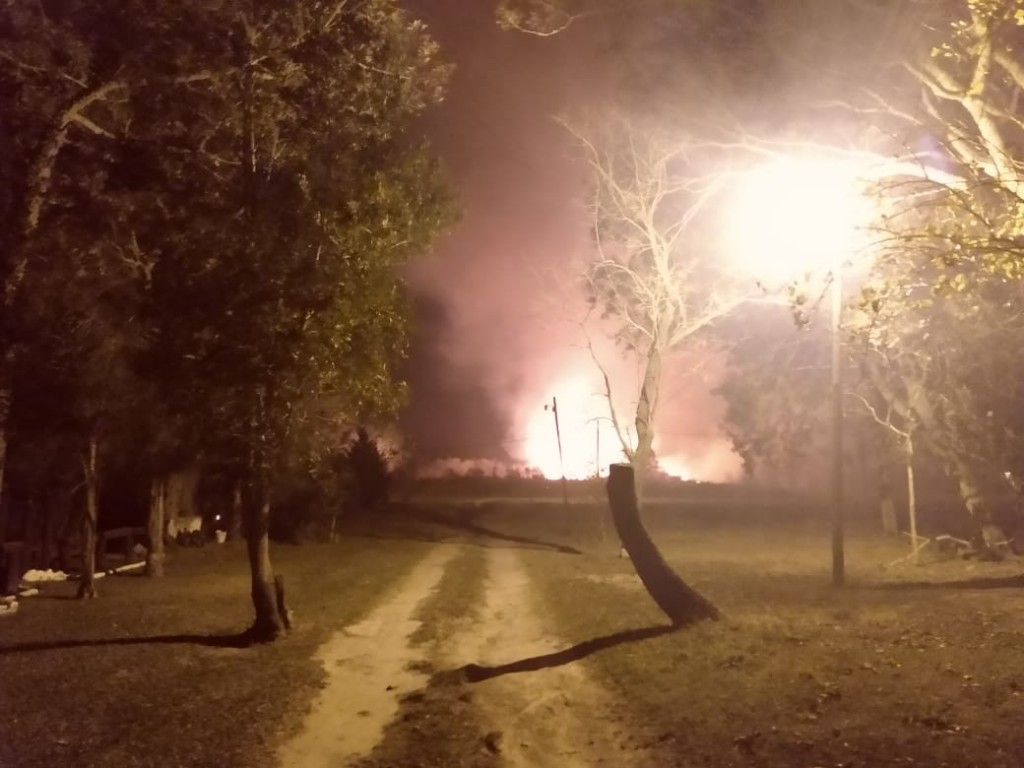 Quema de pastizales generó un gran incendio en Colonia Benítez