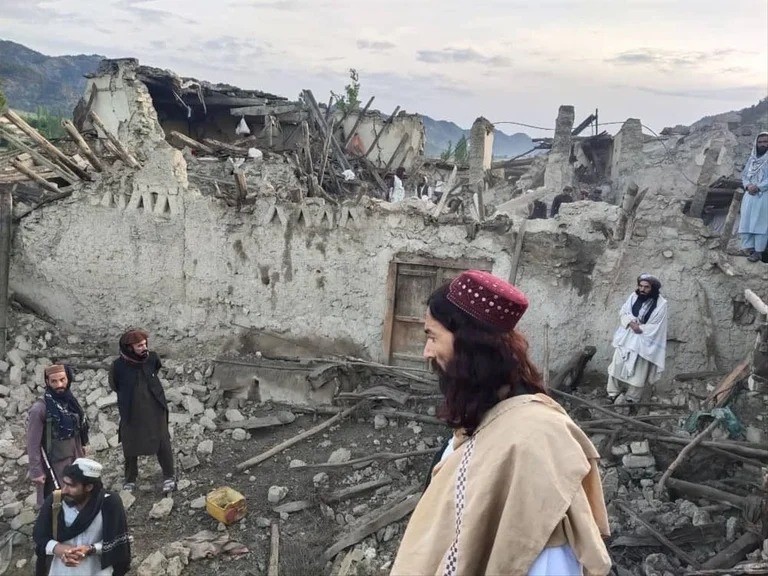 Más de mil muertos y cientos de heridos en un fuerte terremoto en Afganistán