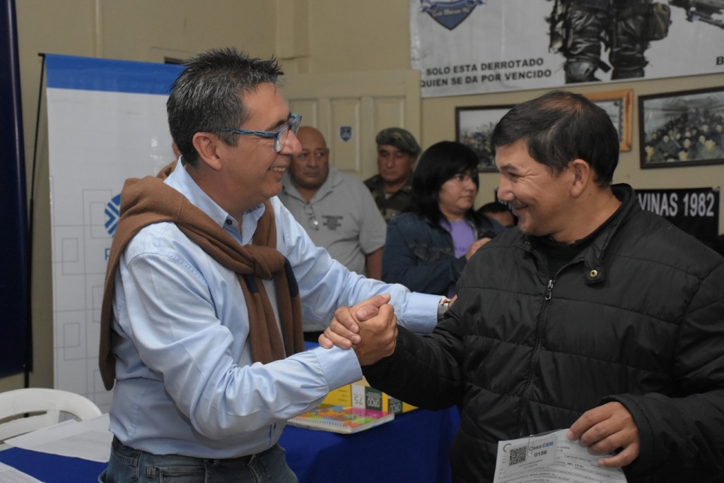 Gustavo con vecinos y vecinas del circuito 19A: “Trabajamos para estar cerca de la gente, en los barrios, y brindándoles mayor participación en la organización”