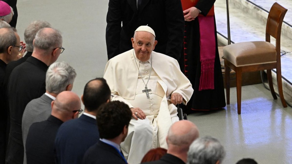 Operan al Papa y quedará internado "algunos días"