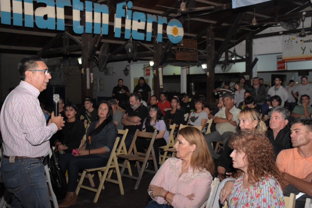 Gustavo dialogó con artistas de Resistencia, quienes destacaron la decisión de apoyar a la cultura local