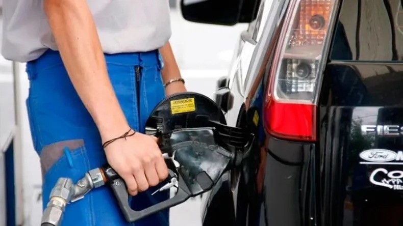 Aumentazos en los combustibles: la suba de precios en la nafta llega a duplicar lo acordado