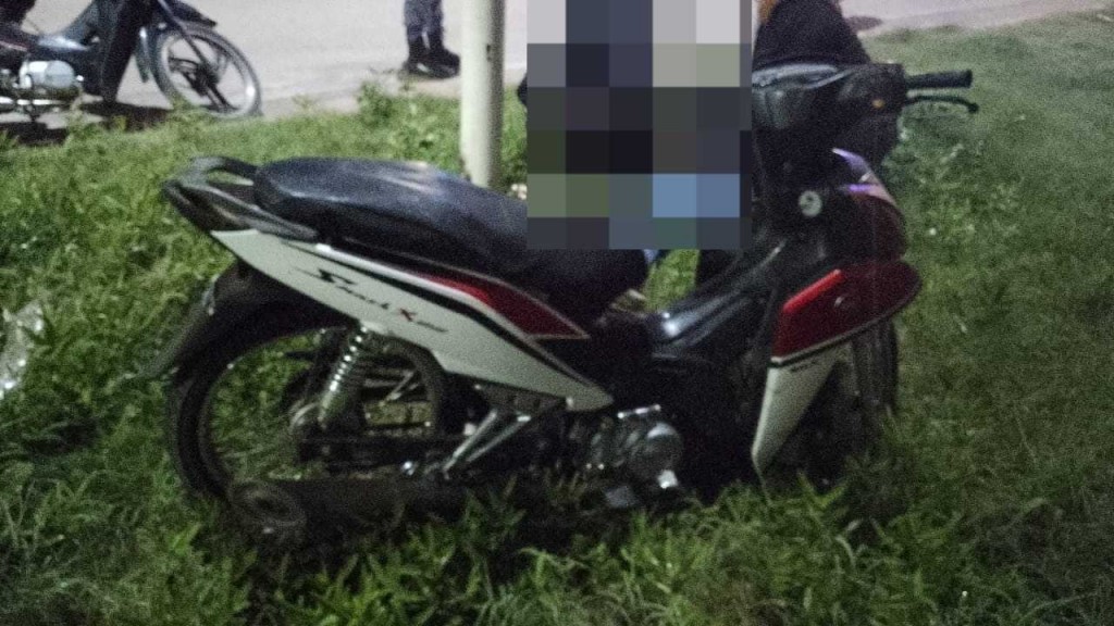 Una mujer perdió el control de su moto y chocó contra un poste de luz
