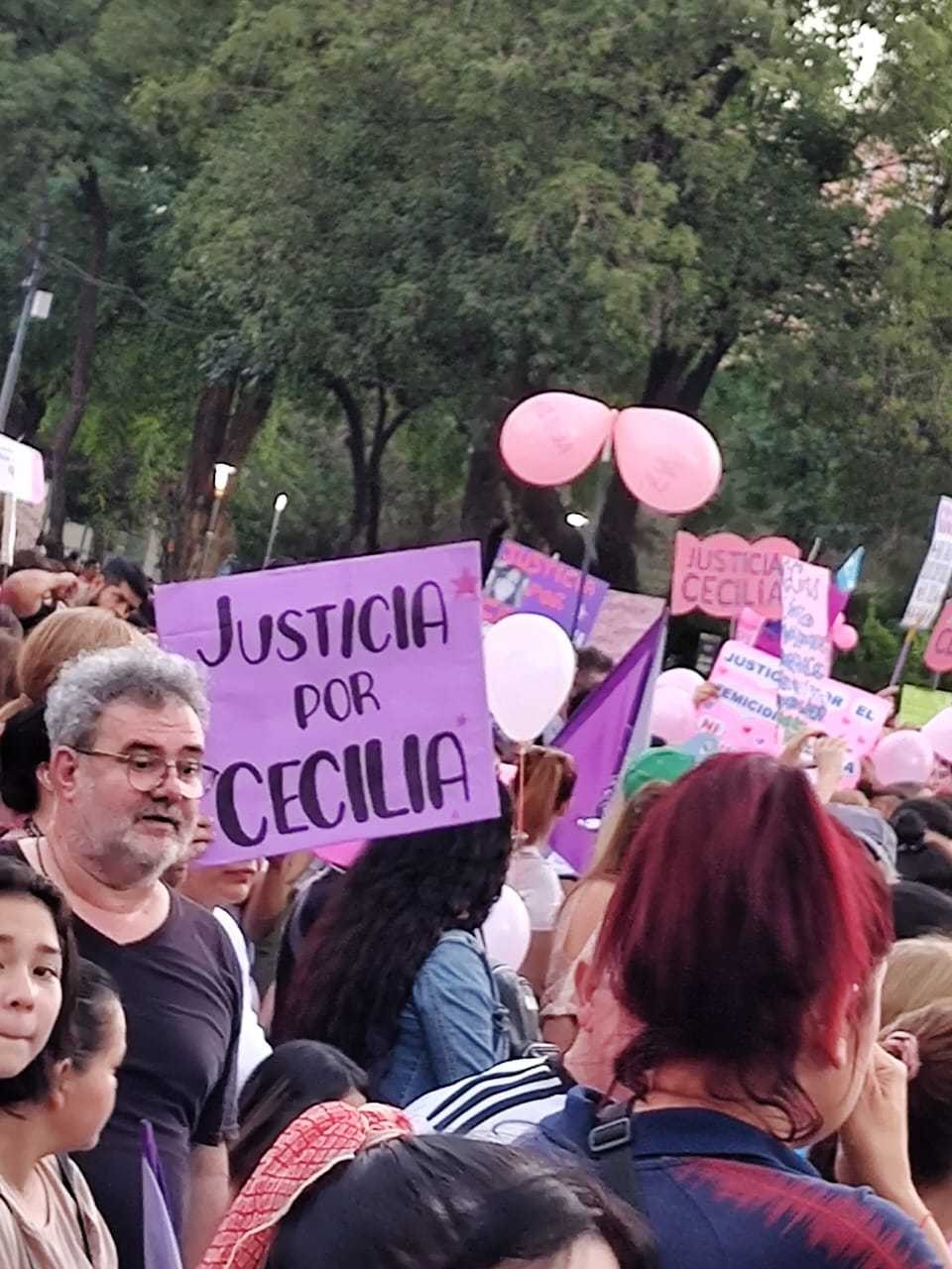 “No estás sola”, el mensaje de la multitud que acompañó la familia de Cecilia Strzyzowski