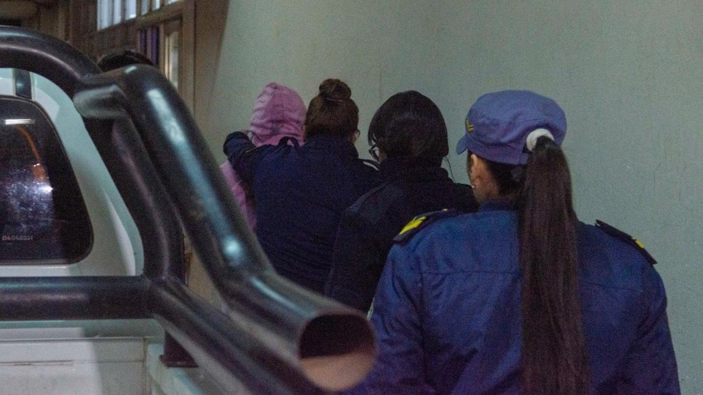 "Vi un bulto envuelto en una manta marrón y salí corriendo", dijo Fabiana González