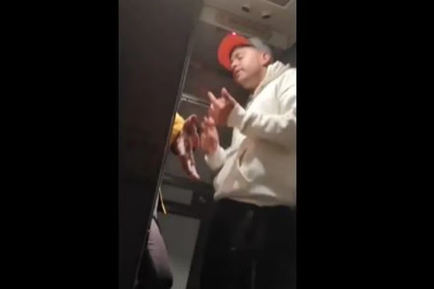 Video: Un pasajero hizo un escándalo en el aire para que el piloto hiciera un descenso con niebla en Tucumán