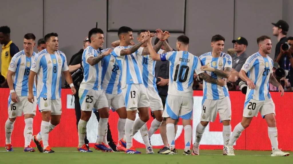 En un final emotivo, la Selección argentina le ganó 1-0 a Chile y se clasificó a los cuartos de final