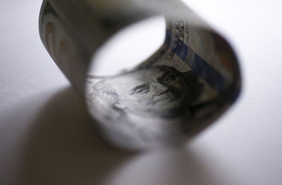 El dólar superó los $1.200 y divide a los especialistas: ¿es momento de comprar o vender?